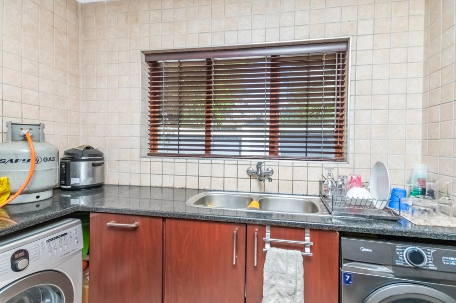 4 Bedroom Property for Sale in Thatchfield Cresent Gauteng