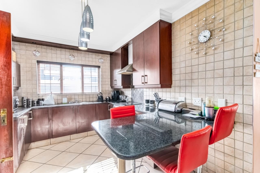 4 Bedroom Property for Sale in Thatchfield Cresent Gauteng