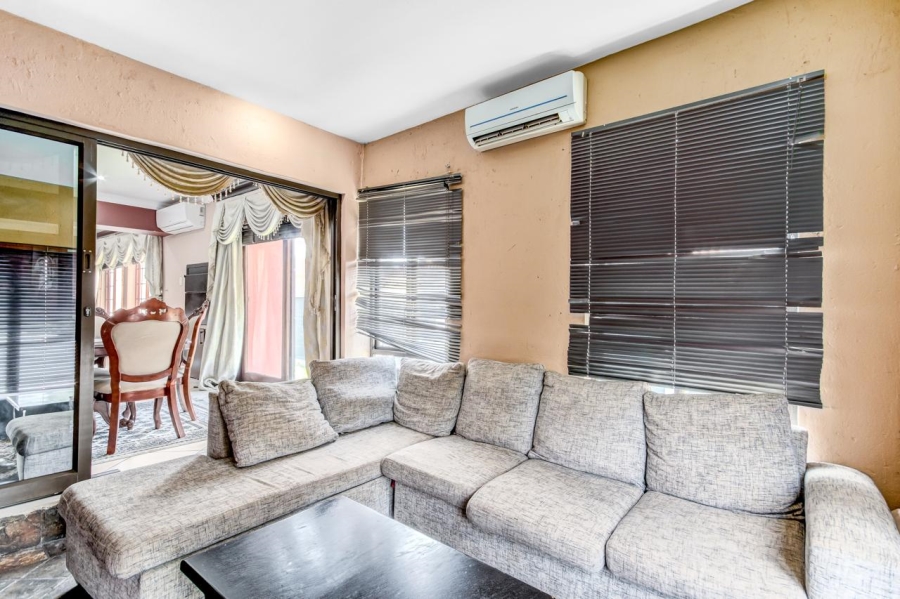 4 Bedroom Property for Sale in Thatchfield Cresent Gauteng
