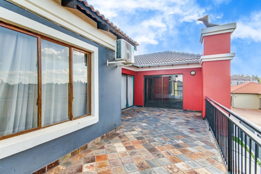 4 Bedroom Property for Sale in Thatchfield Cresent Gauteng