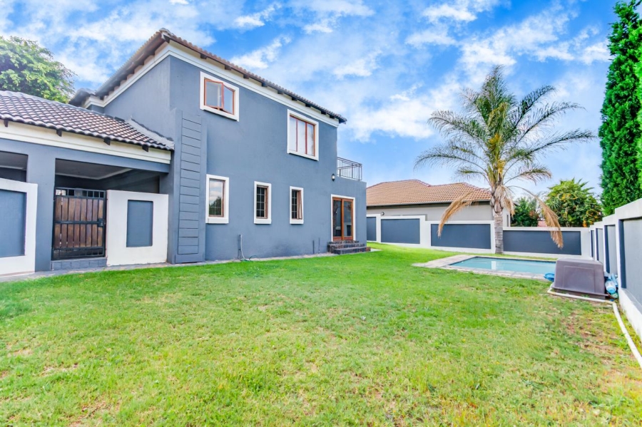 4 Bedroom Property for Sale in Thatchfield Cresent Gauteng
