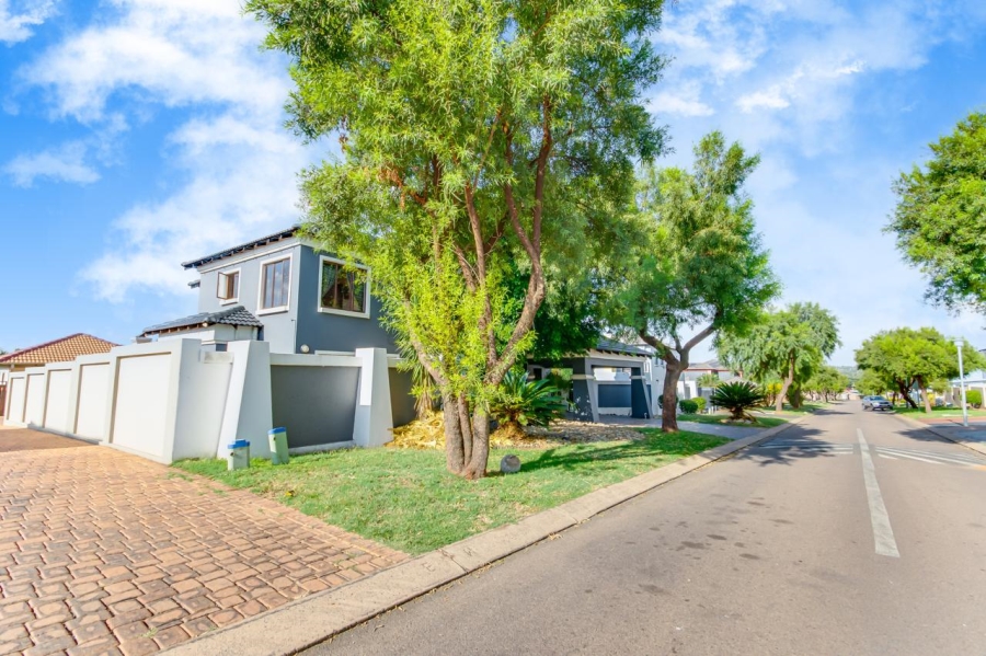 4 Bedroom Property for Sale in Thatchfield Cresent Gauteng