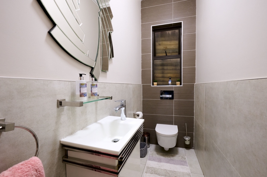 6 Bedroom Property for Sale in Waterfall Country Estate Gauteng