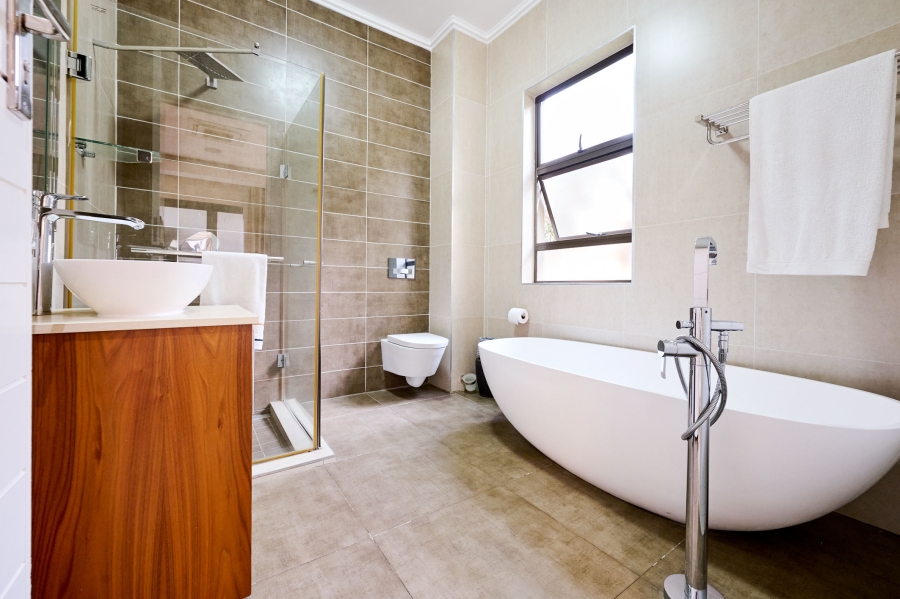 6 Bedroom Property for Sale in Waterfall Country Estate Gauteng