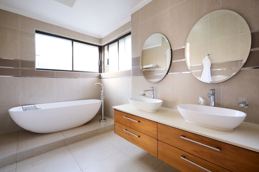 6 Bedroom Property for Sale in Waterfall Country Estate Gauteng