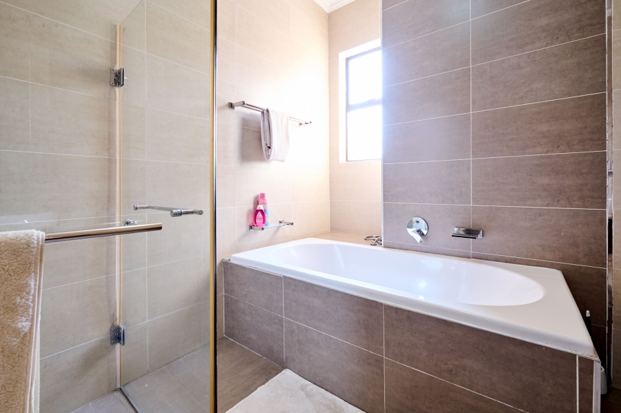 6 Bedroom Property for Sale in Waterfall Country Estate Gauteng