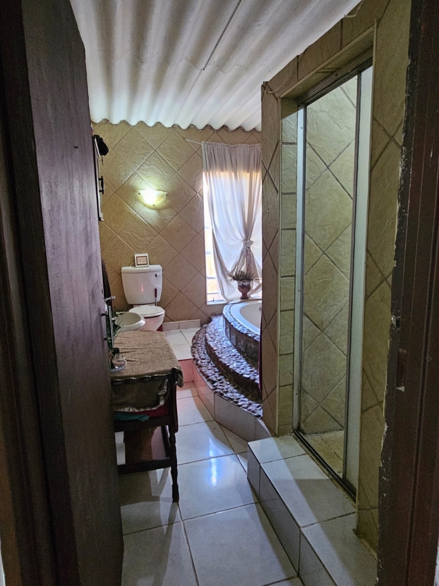 6 Bedroom Property for Sale in Fochville Gauteng