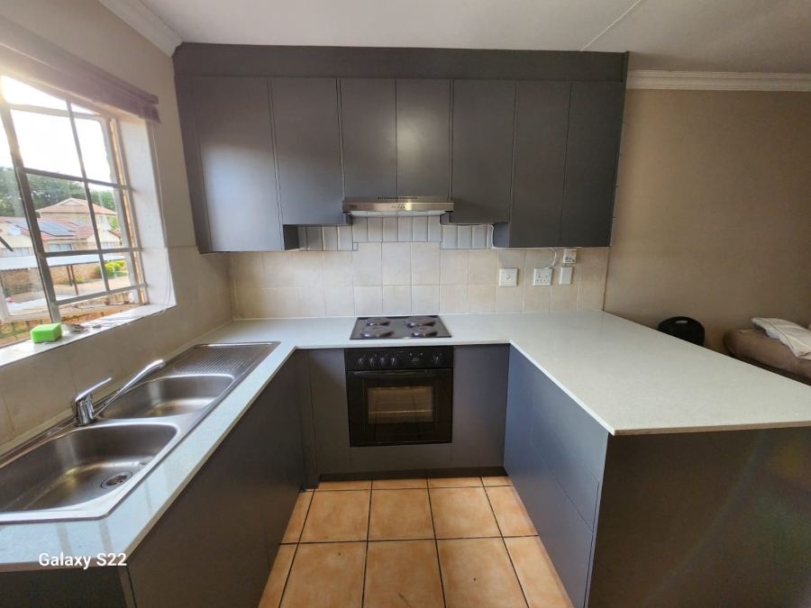 To Let 2 Bedroom Property for Rent in Heuwelsig Estate Gauteng