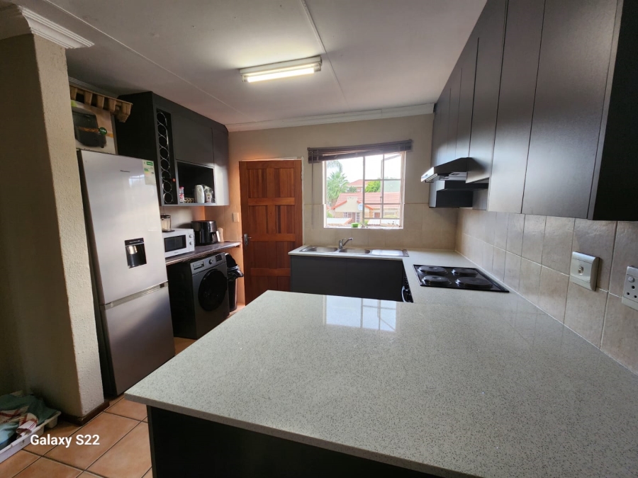 To Let 2 Bedroom Property for Rent in Heuwelsig Estate Gauteng