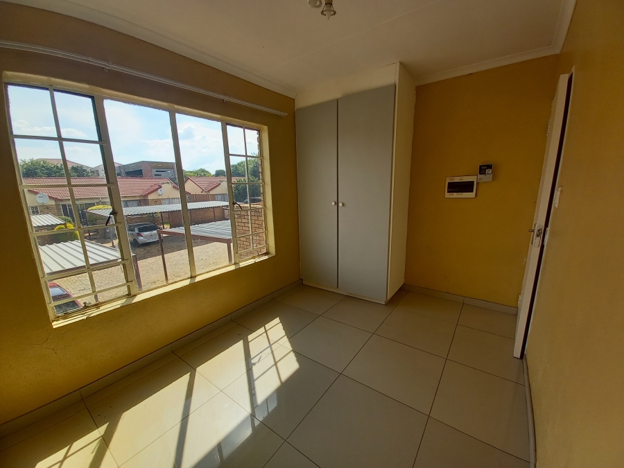 To Let 2 Bedroom Property for Rent in Heuwelsig Estate Gauteng