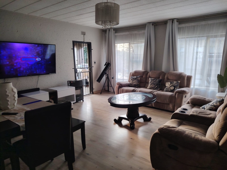 To Let 3 Bedroom Property for Rent in Lakefield Gauteng