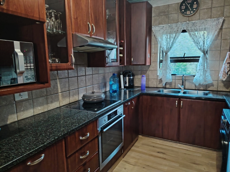 To Let 3 Bedroom Property for Rent in Lakefield Gauteng