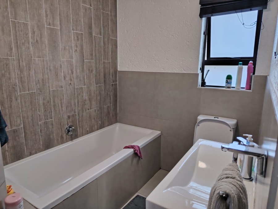 To Let 3 Bedroom Property for Rent in Lakefield Gauteng