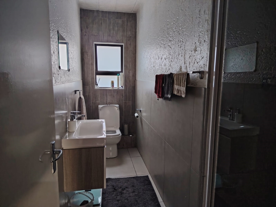 To Let 3 Bedroom Property for Rent in Lakefield Gauteng