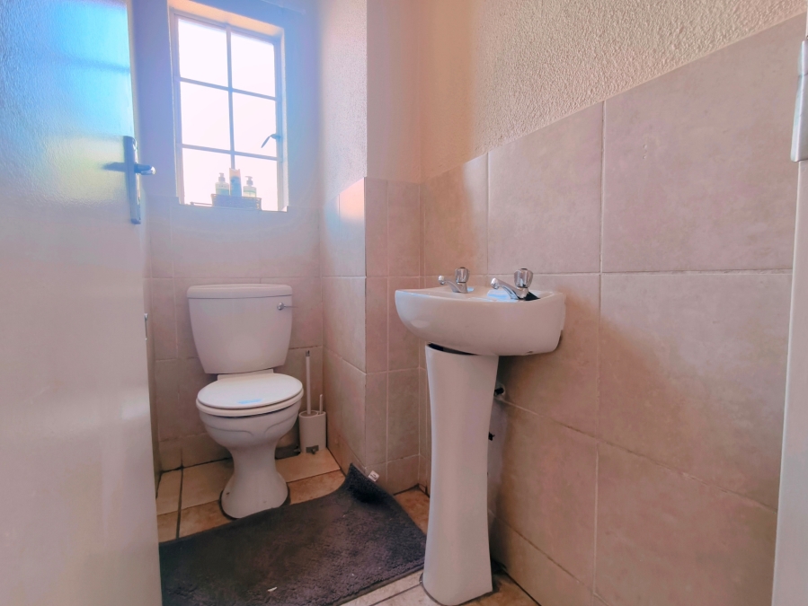 2 Bedroom Property for Sale in Kosmosdal Gauteng