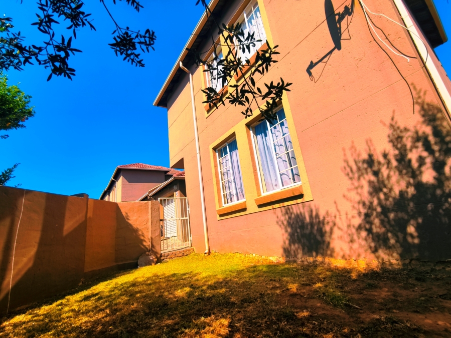 2 Bedroom Property for Sale in Kosmosdal Gauteng