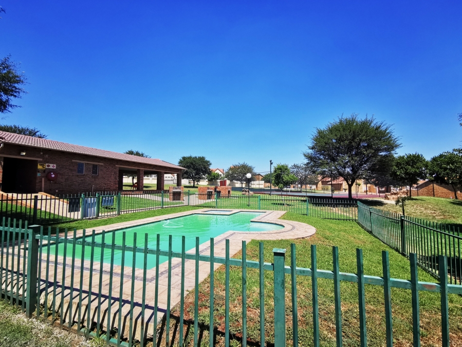 2 Bedroom Property for Sale in Kosmosdal Gauteng