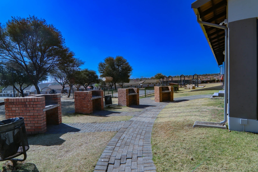 2 Bedroom Property for Sale in Kosmosdal Gauteng
