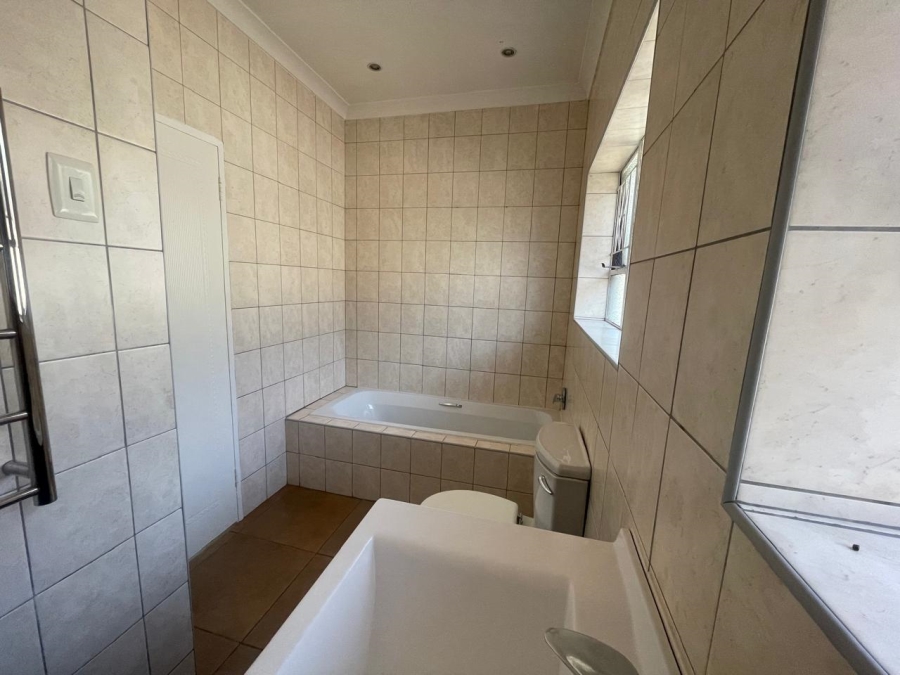 To Let 4 Bedroom Property for Rent in Morehill Gauteng