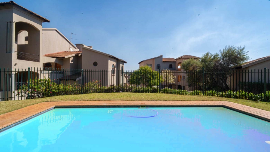 To Let 2 Bedroom Property for Rent in North Riding Gauteng