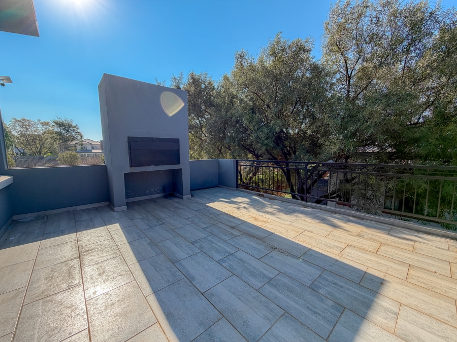 To Let 6 Bedroom Property for Rent in Midstream Ridge Gauteng