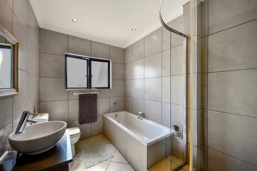 4 Bedroom Property for Sale in Leeuwfontein Gauteng