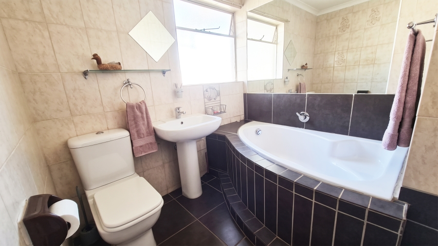 3 Bedroom Property for Sale in Hurlyvale Gauteng