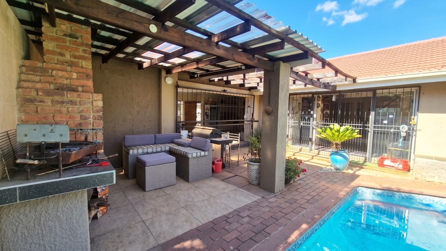 3 Bedroom Property for Sale in Hurlyvale Gauteng