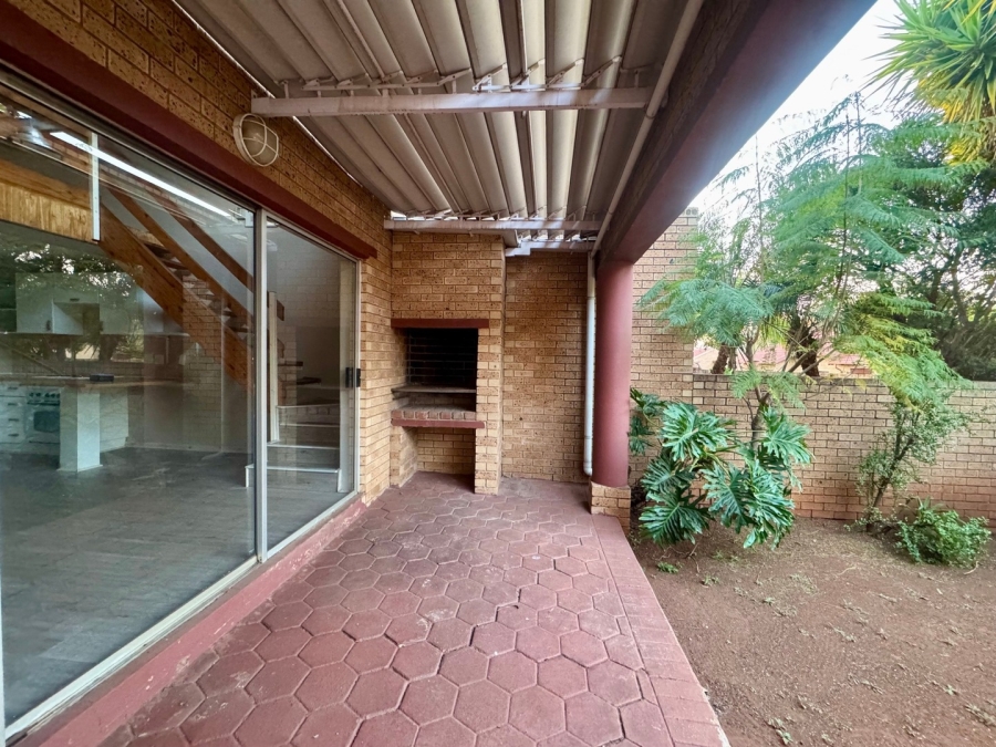 To Let 2 Bedroom Property for Rent in Eldoraigne Gauteng