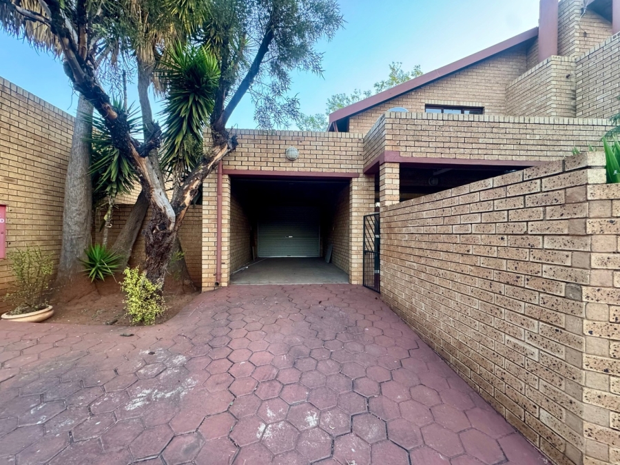 To Let 2 Bedroom Property for Rent in Eldoraigne Gauteng