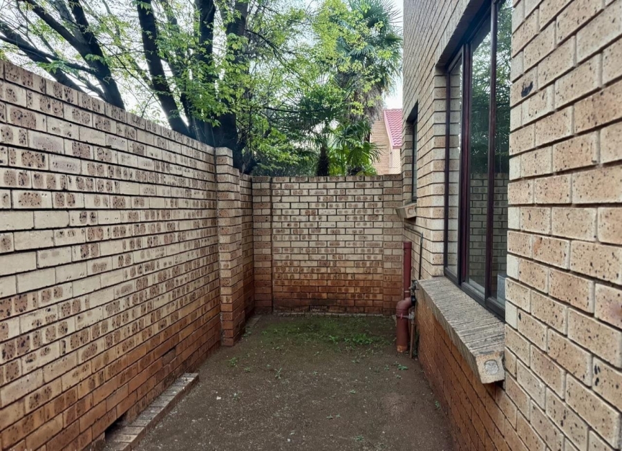 To Let 2 Bedroom Property for Rent in Eldoraigne Gauteng