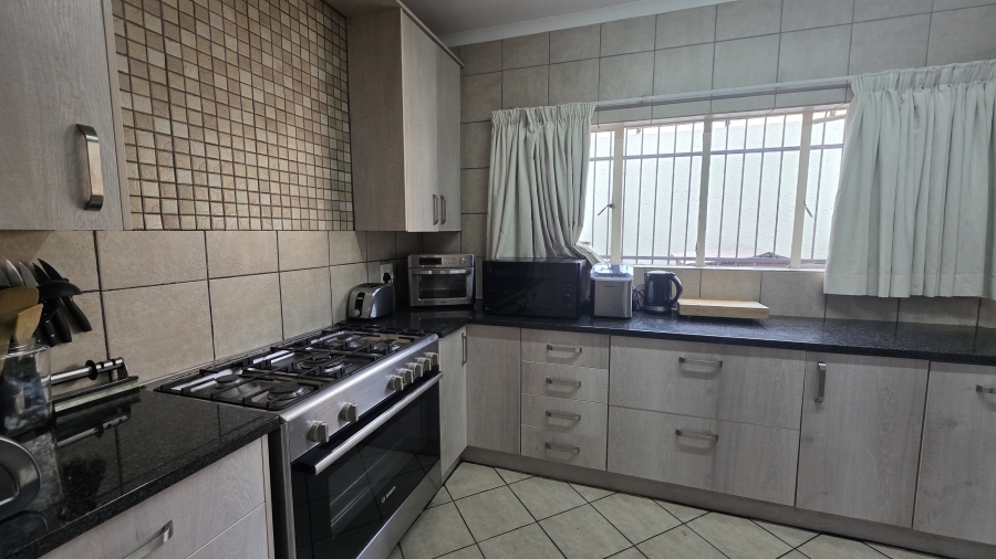 4 Bedroom Property for Sale in Garsfontein Gauteng