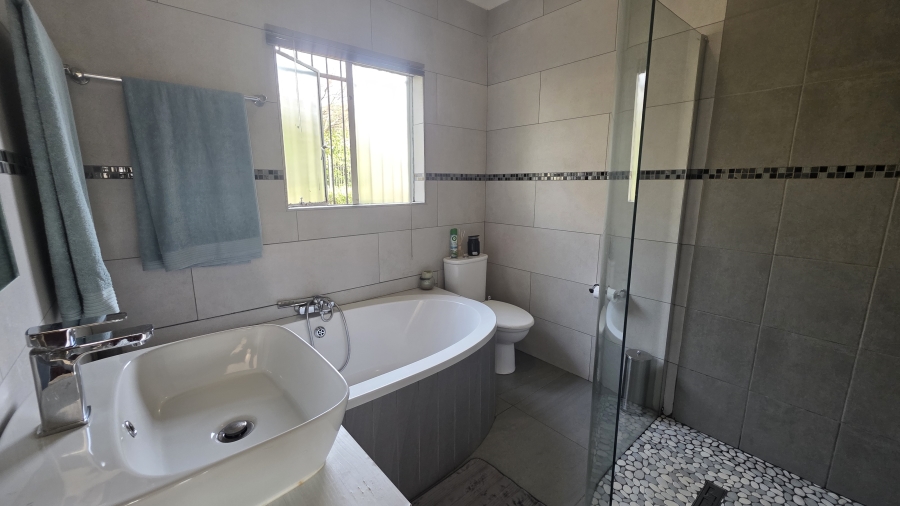 4 Bedroom Property for Sale in Garsfontein Gauteng