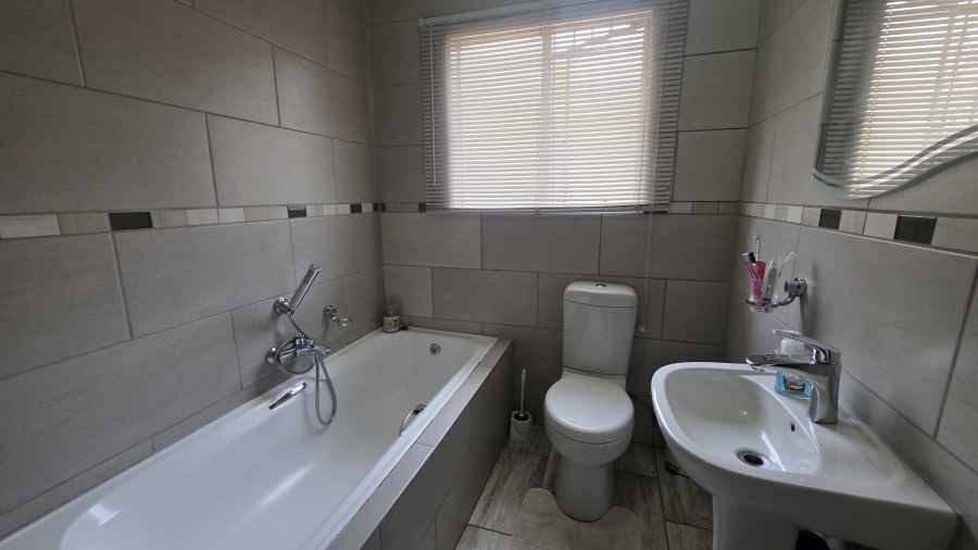 4 Bedroom Property for Sale in Garsfontein Gauteng