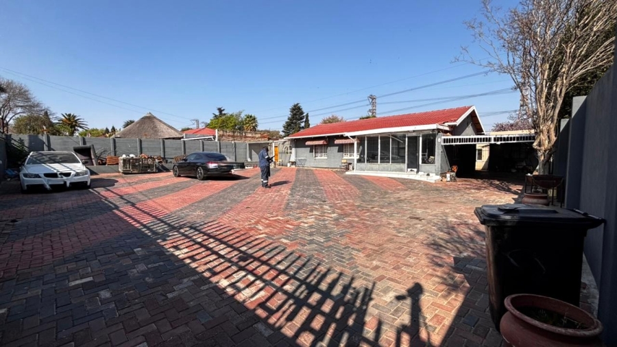 6 Bedroom Property for Sale in Wychwood Gauteng