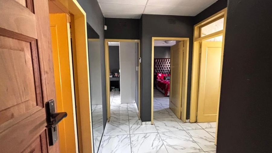 6 Bedroom Property for Sale in Wychwood Gauteng