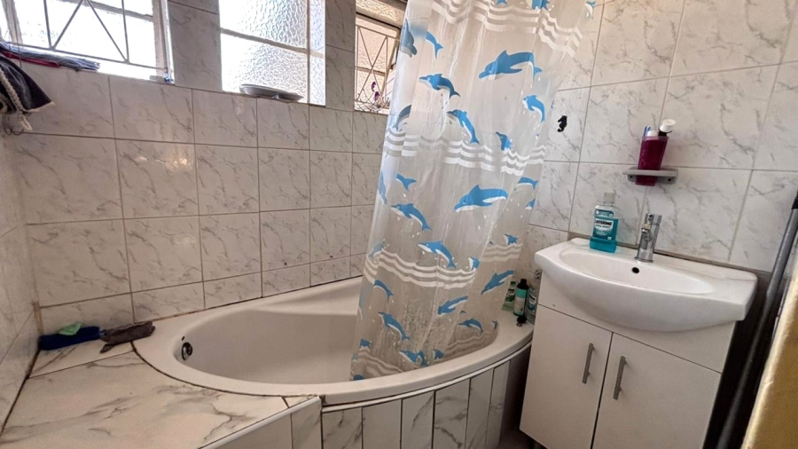 6 Bedroom Property for Sale in Wychwood Gauteng