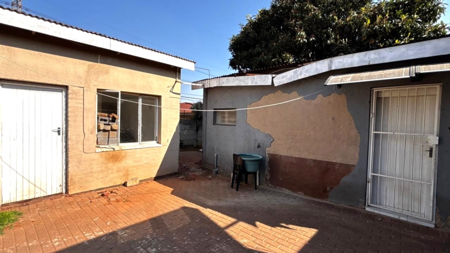 6 Bedroom Property for Sale in Wychwood Gauteng