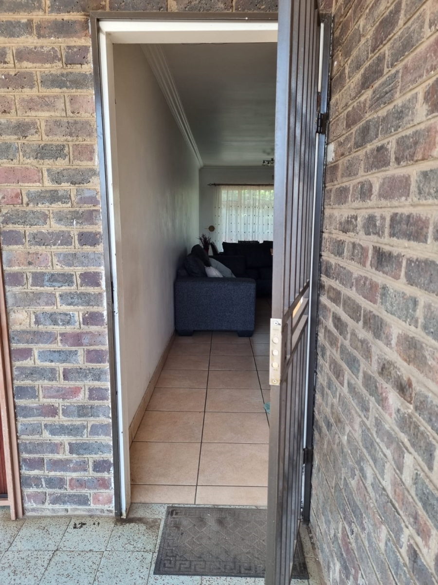 2 Bedroom Property for Sale in Discovery Gauteng