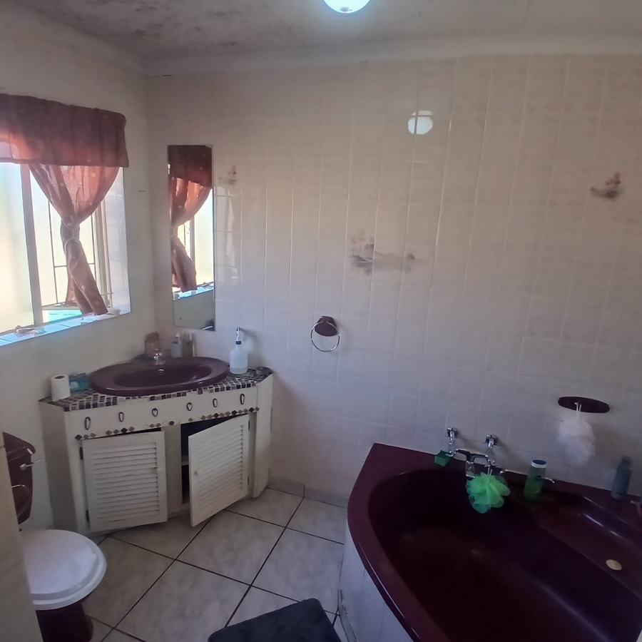 To Let 4 Bedroom Property for Rent in Rensburg Gauteng