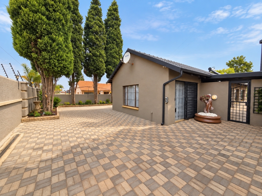 4 Bedroom Property for Sale in Rant En Dal Gauteng