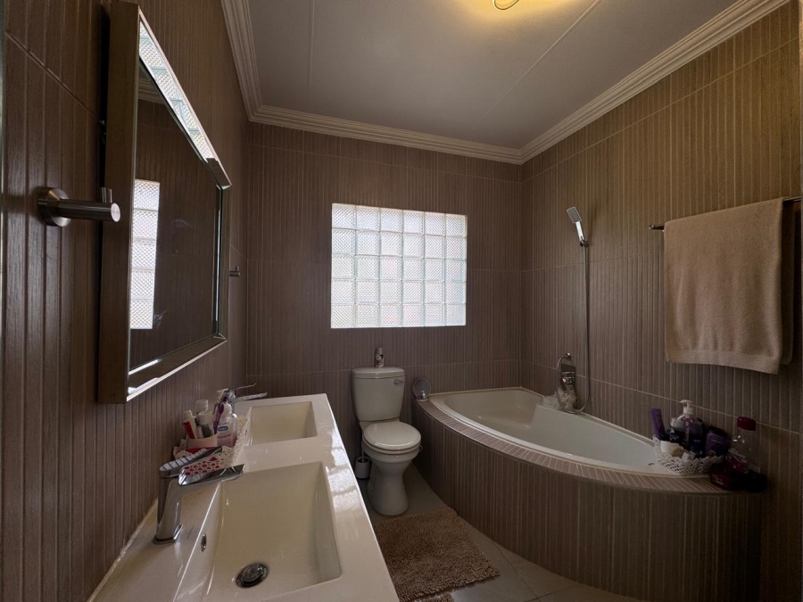3 Bedroom Property for Sale in Bonaero Park Gauteng