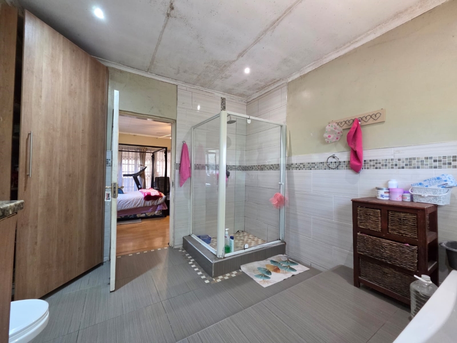 5 Bedroom Property for Sale in Croydon Gauteng