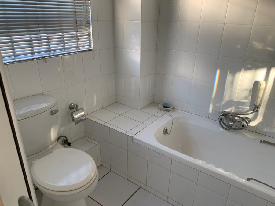 To Let 3 Bedroom Property for Rent in Helderkruin Gauteng