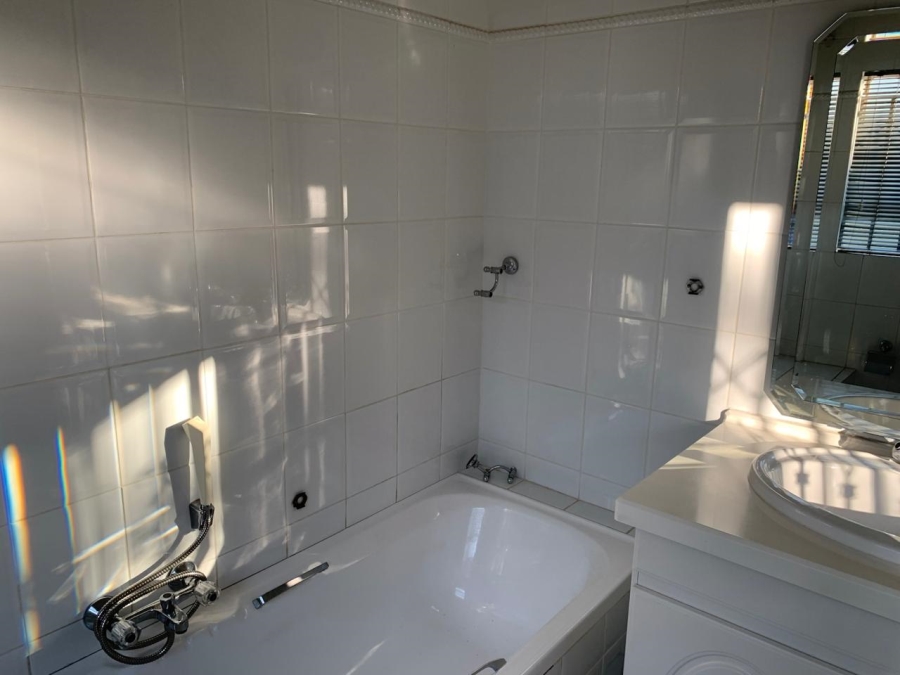 To Let 3 Bedroom Property for Rent in Helderkruin Gauteng