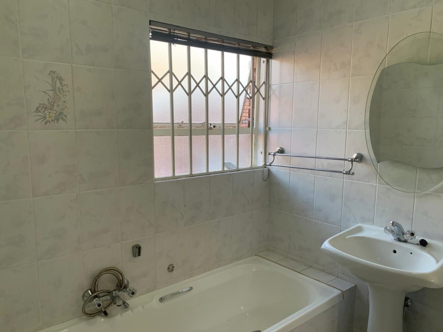 To Let 3 Bedroom Property for Rent in Helderkruin Gauteng