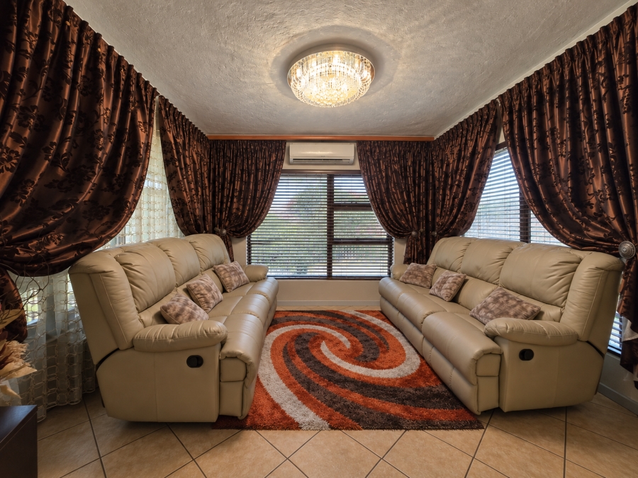 5 Bedroom Property for Sale in Willowbrook Gauteng