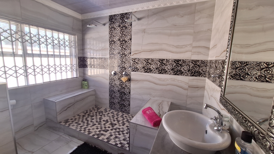 4 Bedroom Property for Sale in Vanderbijlpark SW 5 Gauteng