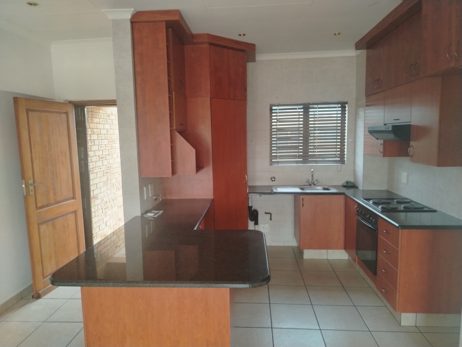 To Let 2 Bedroom Property for Rent in Sonneveld Gauteng