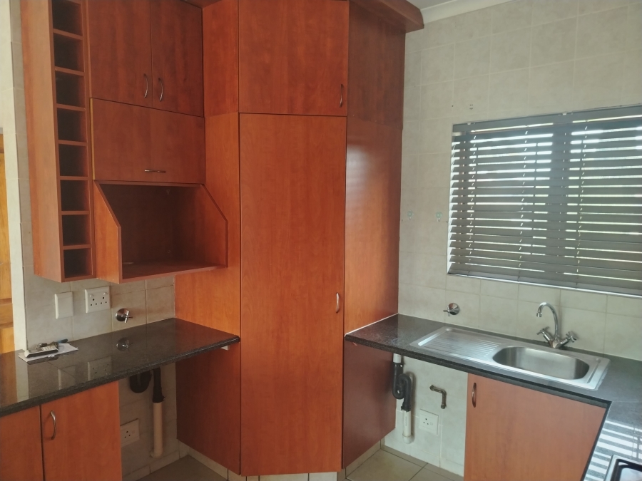 To Let 2 Bedroom Property for Rent in Sonneveld Gauteng